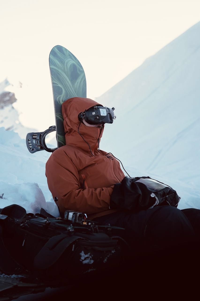 Съемка фрирайд соревнований в горах на FPV дрон. Пилот сидит в очках